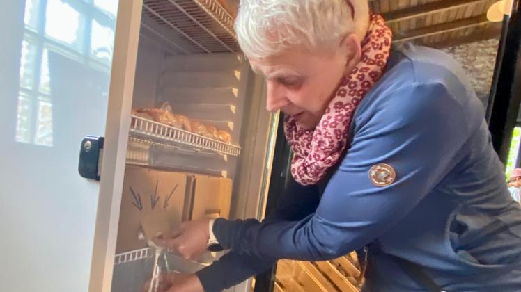 Steffi Kubelka freut sich, dass die neu eröffnete Markthalle in Wittenberge eine Milch-Tankstelle anbietet.