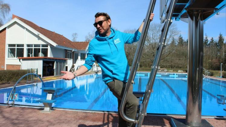 Tim Drath-Johnsen macht das Schwimmbad Waldeck in Schafflund bereit für die Saison 2022.