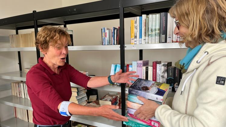 Mit viel Elan und ganz viel Freude gehen Ina Kuhrs und Gesine von Prittwitz ihre Arbeit in der Bibliothek in Neuhaus an.