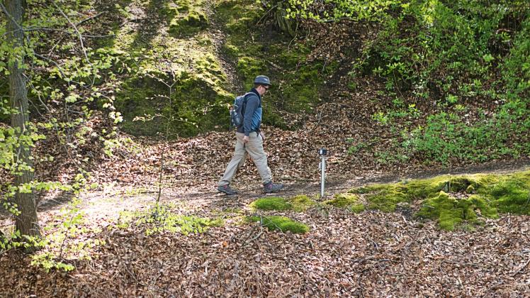 Mit Müsliriegeln und ausreichend Wasser im Rücksack wandert Tim Lührmann aus Melle los. Tim Lührmann aus Melle-Neuenkirchen erwanderte alle 81 Terra.Tracks.