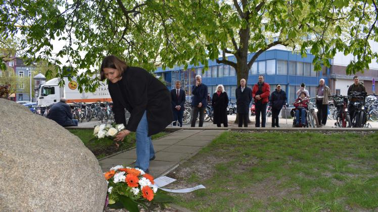 Am Gedenkstein für Marianne Grunthal auf dem Bahnhofsvorplatz legen Kommunalpolitiker und die Schweriner SPD-Landtagsabgeordnete Mandy Pfeifer Blumen nieder. 