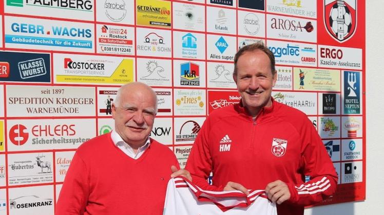 Klaus-Dieter Bartsch (l.), Vorsitzender des SV Warnemünde Fußball, begrüßt den neuen Trainer Heiko März zurück beim Traditionsclub aus dem Ostseebad. 