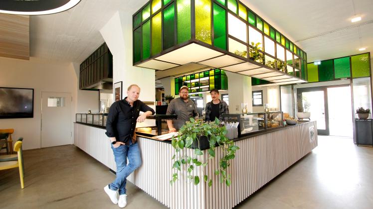 Das Restaurant „Speicherplatz by Mellows“ ist unter der Ägide von Nicolas Gallenkamp, Malte Thomsen und Jonas Pohlmann (von links) seit Anfang Mai (wieder) geöffnet. Das Restaurant Speicherplatz by Mellows ist unter der Ägide von Nicolas Gallenkamp, Malte Thomsen und Jonas Pohlmann (Foto von Links) seit Montag, 2. Mai, wieder geöffnet.