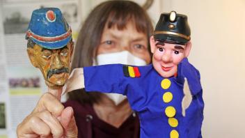 Ein Vergleich der beiden Handpuppen „Polizist“ und „Gendarm“: Das linke Exponat stammt aus der Vorkriegszeit. Das rechte ist sein moderner Nachfolger. Zu sehen sind beide Puppen nun in der Ausstellung des Museums in Neukloster.