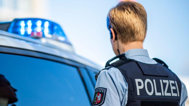 ILLUSTRATION - Eine Polizistin steht vor einem Streifenwagen. Foto: David Inderlied/dpa/Illustration ILLUSTRATION - Eine Polizistin steht vor einem Streifenwagen. Foto: David Inderlied/dpa/Illustration