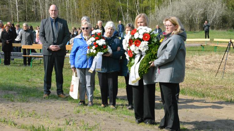 Zum 77. Jahrestag der Befreiung des KZ-Außenlagers Neustadt-Glewe legten Stadtpräsidentin Silke Schulz und Bürgermeisterin Doreen Radelow gemeinsam mit der KZ-Überlebenden Janina Iwanska Kränze nieder.