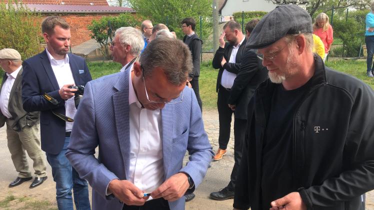 Landrat Torsten Uhe mit Telekom-Techniker Bernd Motzkus verbindet die ersten Kabel.