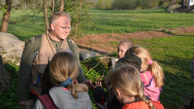 Biologe Andreas Rakers horcht mit den Kindern nicht nur nach verschiedenen Vögeln, sondern kennt sich auch in der Pflanzenwelt gut aus.