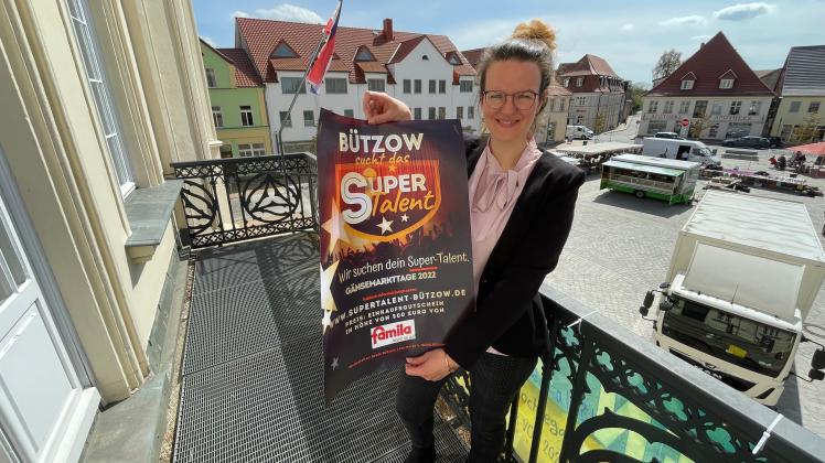 Stefanie Höter von der Stadtverwaltung mit dem Plakat für „Bützow sucht das Supertalent“