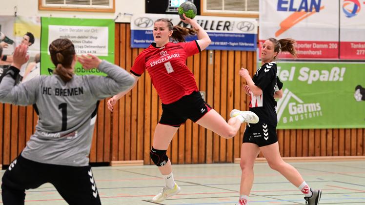 Foto Rolf Tobis
30.04.2022
HB Damen 
Handball-Landesliga Frauen 2021/22
HSG Delmenhorst - HC Bremen
vl Bent Rathjen
Nicole Howe
