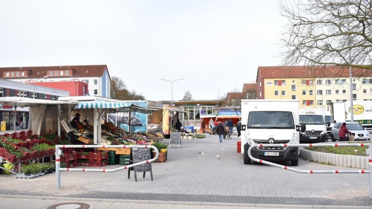 Mitglieder des Ortsbeirates Reutershagen wollen auf dem Wochenmarkt im Stadtteil mit den Einwohnern ins Gespräch kommen.