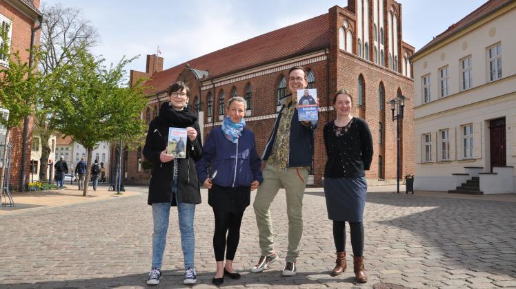 Die Stadt und der Buchladen reingelesen haben gemeinsam an der Vorbereitung der Lesung von Stefan Kreibohm gearbeitet: (v. l.) Tina Lorenz, Katrin Prediger, Tilo Tambach und Julia Kernen.