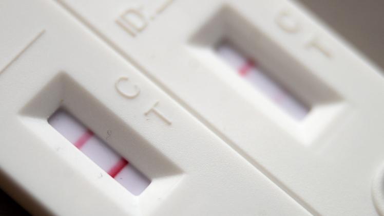 ARCHIV - Ein positiver Corona-Schnelltest (l) liegt neben einem Schnelltest mit schwachem positiven Streifen. Foto: Sebastian Gollnow/dpa/Symbolbild ARCHIV - Ein positiver Corona-Schnelltest (l) liegt neben einem Schnelltest mit schwachem positiven Streifen. Foto: Sebastian Gollnow/dpa/Symbolbild