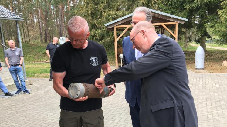 Explosive Altlasten: Innenminister Pegel begutachtet im Munitionszerlegebetrieb Jessenitz eine entschärfte Granate