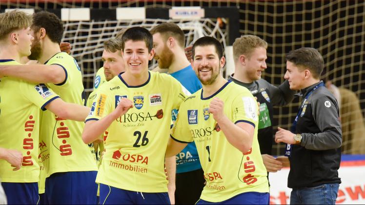 Handball verrückte Brüder: Maximilian (r.) und Alexander Schütze. In der neuen Saison werden sie nicht mehr gemeinsam für den HC Empor Rostock spielen.
