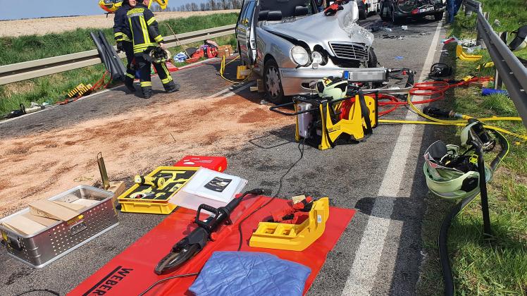 Die Unfallverursacherin wurde in ihrem Wagen schwer eingeklemmt und musste von der Feuerwehr befreit werden.