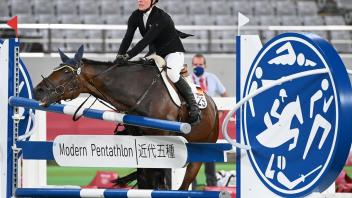 ARCHIV - Bei den Spielen in Tokio hatte die Deutsche Annika Schleu mit einem völlig verunsierten Pferd für Aufsehen und Kritik gesorgt. Foto: Marijan Murat/dpa