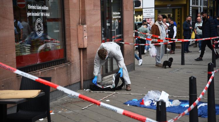 Die Spurensicherung arbeitet am Tatort, an dem ein Mann nach einer Polizeikontrolle gestorben ist. Mann stirbt nach Polizeikontrolle in Mannheim
