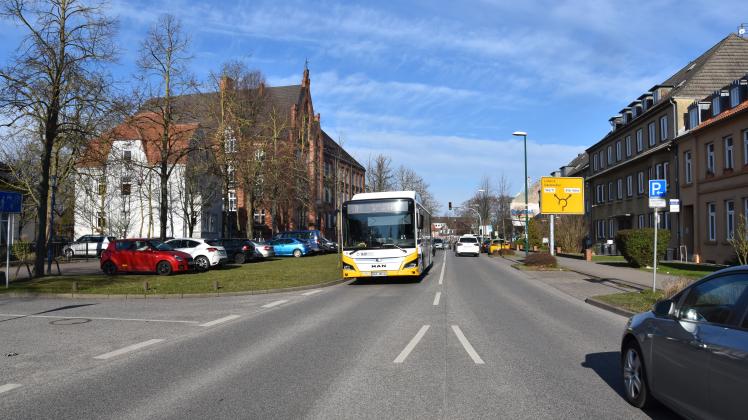 Ein Bus fährt durch die Dahlmannstraße.