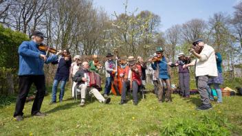 Das Hof Akkerboom Spelmanslag Orchester gilt als Lokalmatador und sind bereits auf den Mai-Folk-Festen aufgetreten.