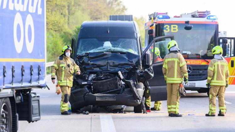 Ein Kleintransporter steht nach einem Unfall an der Autobahn A7. Foto: Julian Stratenschulte/dpa