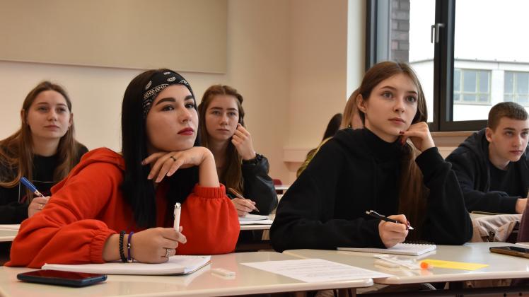 Ukrainer lernen in Berufsschule Schwerin Deutsch