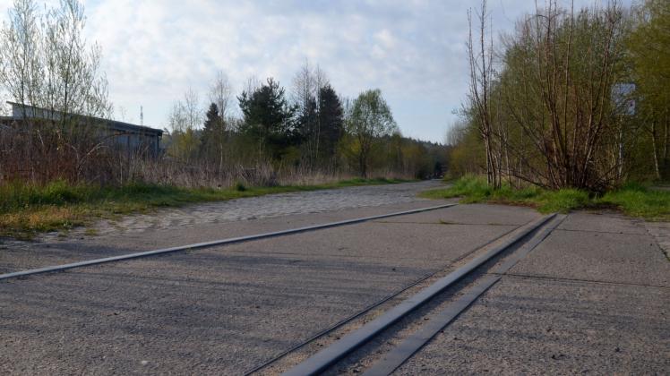 Noch gehört die Ladestraße am ehemaligen Bahnhof der Deutschen Bahn. Die Stadt Warin prüft nun aber zum wiederholten Male, diese zu Kaufen.