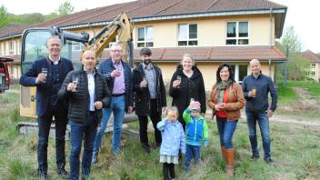 Projektbeteiligte an neuer Kita und Pflegeheim Zippendorf stoßen mit alkoholfreiem Sekt auf den Baustart an