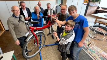 Ab sofort arbeiten die Schüler der Fahrradwerkstatt an der Oberschule Bissendorf an einem echten Montageständer. zwei Gewinnerteams des Stadtradelns hatten das Werkzeug mit ihren Prämien ermöglicht.