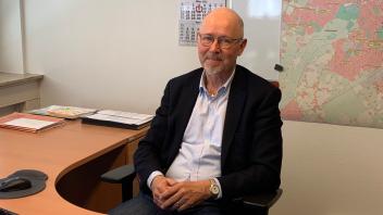 Holger Lebedinzew (62) ist seit Januar 2022 Leiter des Fachbereichs Bildung, Sport und Kultur in der Delmenhorster Stadtverwaltung. Der Diplom-Betriebswirt (FH) war zuvor sieben Jahre lang hauptamtlicher Bürgermeister der Gemeinde Hude als Nachfolger von Axel Jahnz. Lebedinzew engagiert sich auch im Vorstand des Hospizkreises Ganderkesee-Hude.