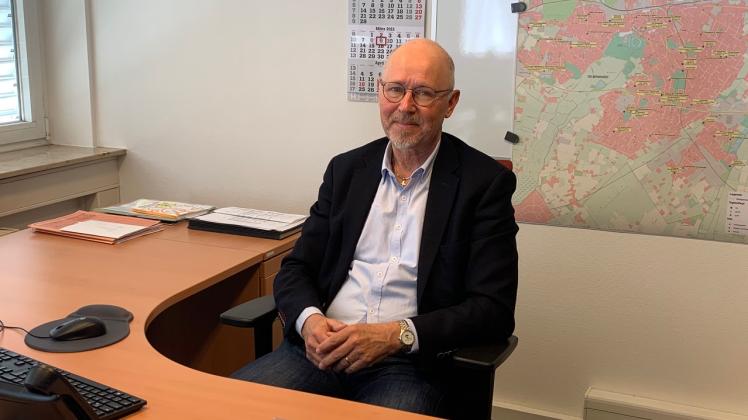 Fachbereichsleiter Holger Lebedinzew an seinem Schreibtisch im Delmenhorster Familien- und Kinderservicebüro. Holger Lebedinzew (62) ist seit Januar 2022 Leiter des Fachbereichs Bildung, Sport und Kultur in der Delmenhorster Stadtverwaltung. Der Diplom-Betriebswirt (FH) war zuvor sieben Jahre lang hauptamtlicher Bürgermeister der Gemeinde Hude als Nachfolger von Axel Jahnz. Lebedinzew engagiert sich auch im Vorstand des Hospizkreises Ganderkesee-Hude.