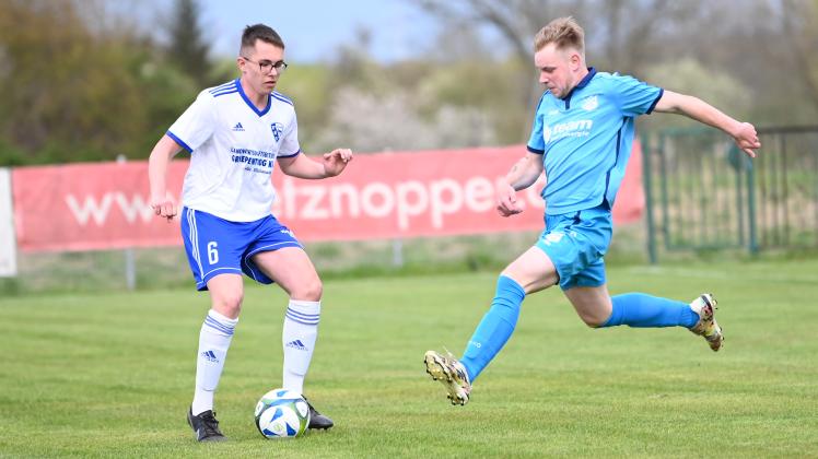 Eigengewächs und Jungspund Marvin Pegler (l.) muss mit dem FSV Rühn um den Klassenerhalt in der Fußball-Kreisoberliga Warnow, Staffel I, bangen. Eigengewächs und Jungspund Marvin Pegler (l.) muss mit dem FSV Rühn um den Klassenerhalt in der Fußball-Kreisoberliga Warnow, Staffel I, bangen.