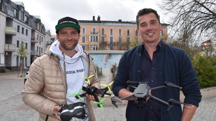 Mit einer Speeddrohne, die 140 Meter in zwei Sekunden zurück legen kann, haben die lizensierten Drohnenfilmer Peter Wüstemann und Matthias Tasler einen Fischbrötchen-Klau bei „Doc“ Andreas Buhse gedreht. 