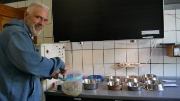 Gutes Trockenfutter mit Wasser anrühren und gern Gemüse und anderes dazugeben - fertig ist die Vierbeinermahlzeit, sagt Thomas Baumann.