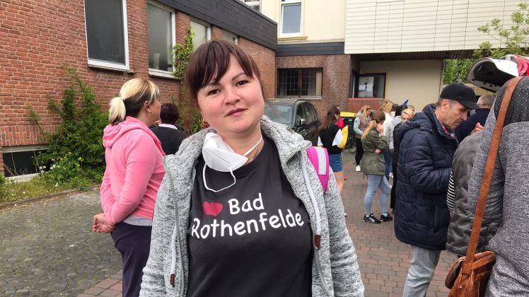 Katerina trägt einen Statement-Pulli: I love Bad Rothenfelde.