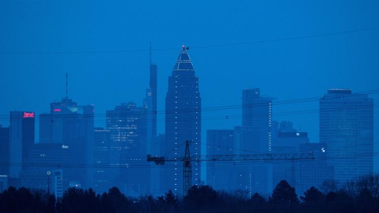 ARCHIV - Blick auf die Bankenskyline im Morgendunst. Foto: Boris Roessler/dpa/Symbolbild