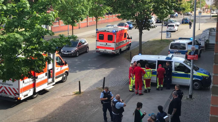 Am Dienstagnachmittag kam es zu einem Polizeieinsatz in der Perleberger Straße in Wittenberger. Ein Beteiligter wurde mit Handschellen gesichert.