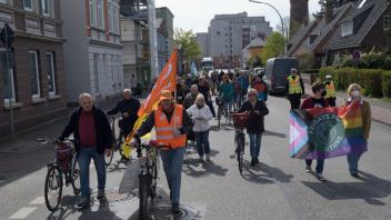 Gut 50 Demonstranten zogen gegen einen Ausbau des Grenzwegs durch den Flamweg in Elmshorn.