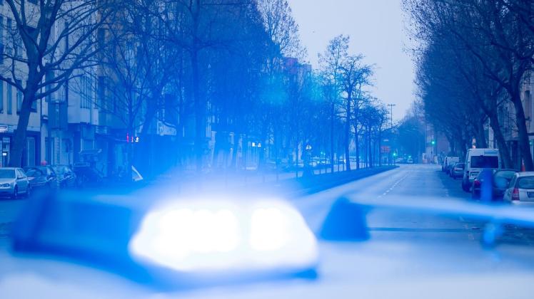 ARCHIV - Ein Blaulicht leuchtet auf dem Dach eines Streifenwagens der Polizei. Foto: Christoph Soeder/dpa/Symbolbild