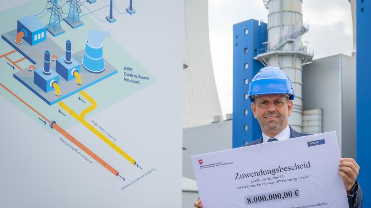 Nächstes Jahr wird die Pilotanlage zur Produktion von Wasserstoff auf dem Gelände des Gaskraftwerkes der RWE in Lingen fertig sein. Einen Förderscheck in Höhe von acht Millionen Euro brachte Umweltminister Olaf Lies dafür mit. Nächstes Jahr wird die Pilotanlage zur Produktion von Wasserstoff auf dem Gelände des Gaskraftwerkes der RWE in Lingen fertig sein. Einen Förderscheck in Höhe von acht Millionen Euro brachte Umweltminister Olaf Lies dafür mit.