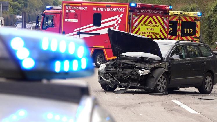 Auf der A27 bei Bremen wurden bei einem Verkehrsunfall am Dienstag insgesamt neun Personen verletzt. 