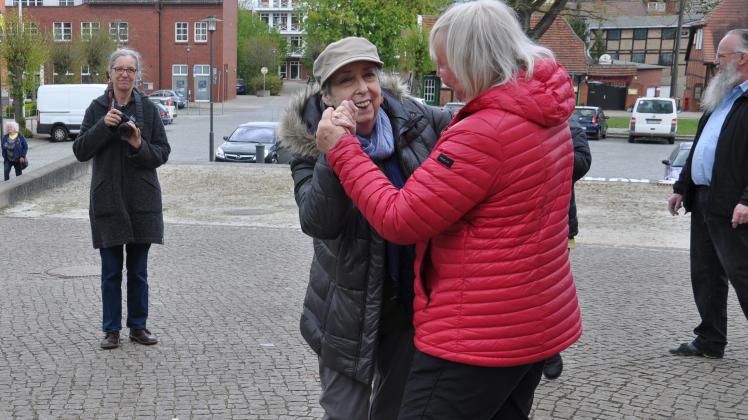 Edna  Bejarano tanzt in Erinnerung an ihre Mutter Esther vor dem dem Marktplatz von Lübz, wo die Auschwitz-Überlebende das Kriegsende mit sowjetischen und amerikanischen Soldaten gemeinsam feierte.