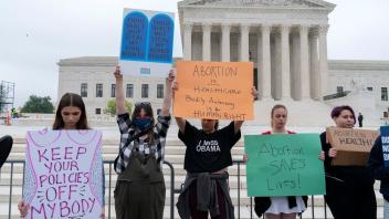 Demonstrierende halten vor dem Gebäude des Obersten Gerichtshofs der USA in Washington Plakate mit Aufschriften wie «Abortion is Healthcare» (dt. Abtreibung ist Gesundheitsfürsorge) hoch. Foto: Jose Luis Magana/FR159526 AP/dpa