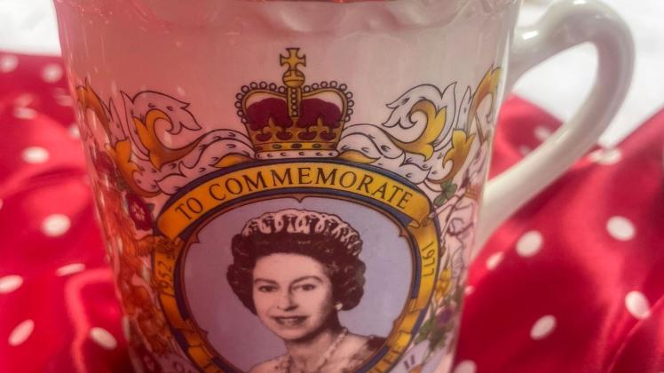 Eine solche Tasse, die an das Silberne Thronjubiläum von Königin Elizabeth II. 1977. erinnert, hat Herzogin Camilla sich zugelegt. Foto: Rebecca English/Daily Mail/PA Media/dpa - ACHTUNG: Nur zur redaktionellen Verwendung und nur mit vollständiger Nennung des vorstehenden Credits