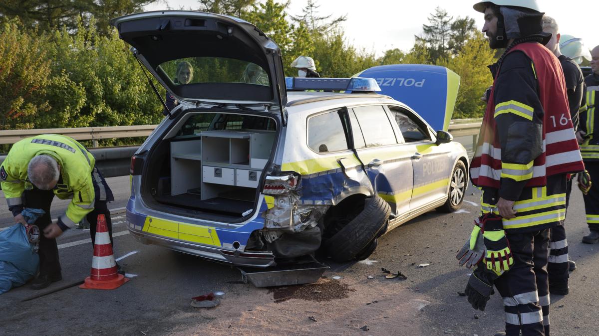 Auto fährt in abgesicherte Unfallstelle: Zwei Polizeiautos kaputt | NOZ