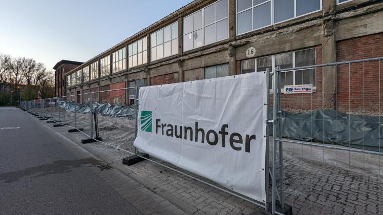 Vor Baubeginn muss am künftigen Fraunhofer-Standort am Schmarler Fischereihafen noch ein altes Gebäude abgerissen werden.
