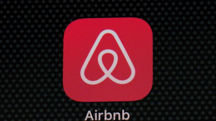 ARCHIV - Das Logo der Airbnb-App ist auf einem iPad-Bildschirm zu sehen. Foto: Patrick Semansky/AP/dpa