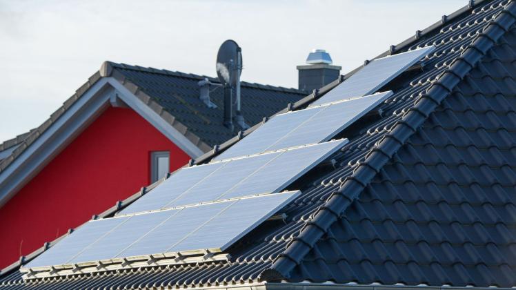 ARCHIV - In Baden-Württemberg seit 1. Mai bei Neubauten Pflicht: die Installation einer Solaranlage. Foto: Andrea Warnecke/dpa-tmn