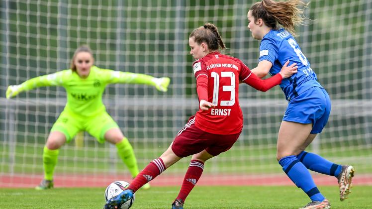 Torschuss von Bayerns Sarah Ernst gegen Torhüterin Laura Sieger und Sophia Thiemann. v.li.: Laura Sieger (Torfrau, Meppen, 28) Sarah Ernst (FCB, 13) zieht ab, Sophia Thiemann (Meppen, 6), Zweikampf, Duell,