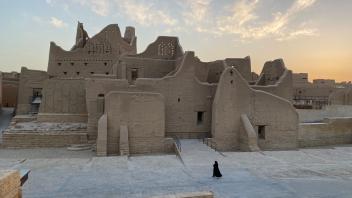 Tradition und Moderne: Das At-Turaif-Viertel in Diriyya, einem Vorort von Riad, ist der Geburtsort der ersten saudischen Dynastie und seit 2010 UNESCO-Weltkulturerbe. Das Kingdom Center oder Veranstaltungen wie das Festival „Riyadh Season“ symbolisieren hingegen das moderne Saudi-Arabien.